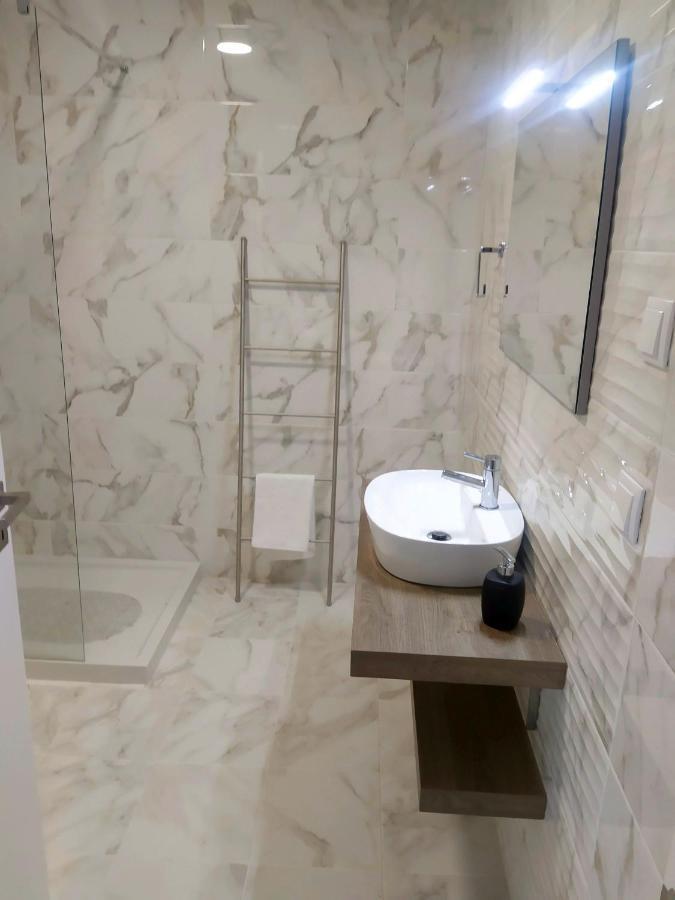 Hall 92 Quartos Com Wc Em Moradia Com Piscina A-Das-Lebres Лоурес Екстериор снимка